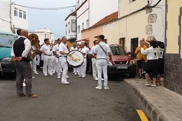 Una diana floreada prepara a Lomo Magullo para la Traída del Agua (Foto Francisco Javier Santana y José Florido)